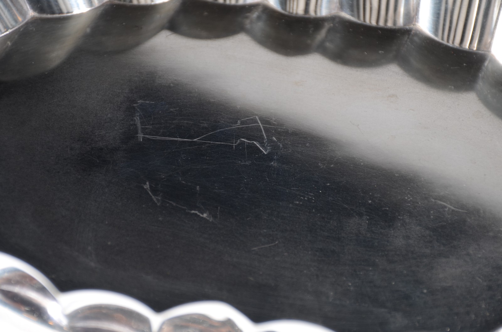 Sete peças diversas de metal/estanho, sendo: duas bandejas com alças... - foto 10 de 11