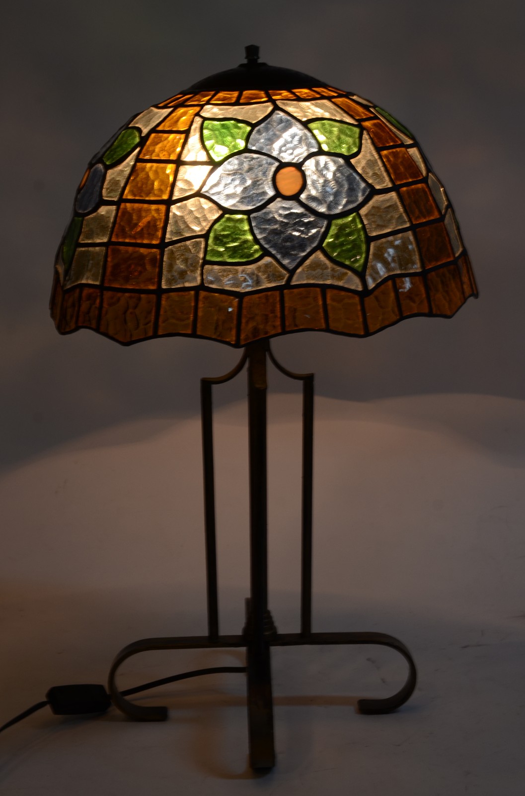 Abatjour com base de metal, cupulas com placas de vidro coloridas... - foto 3 de 6