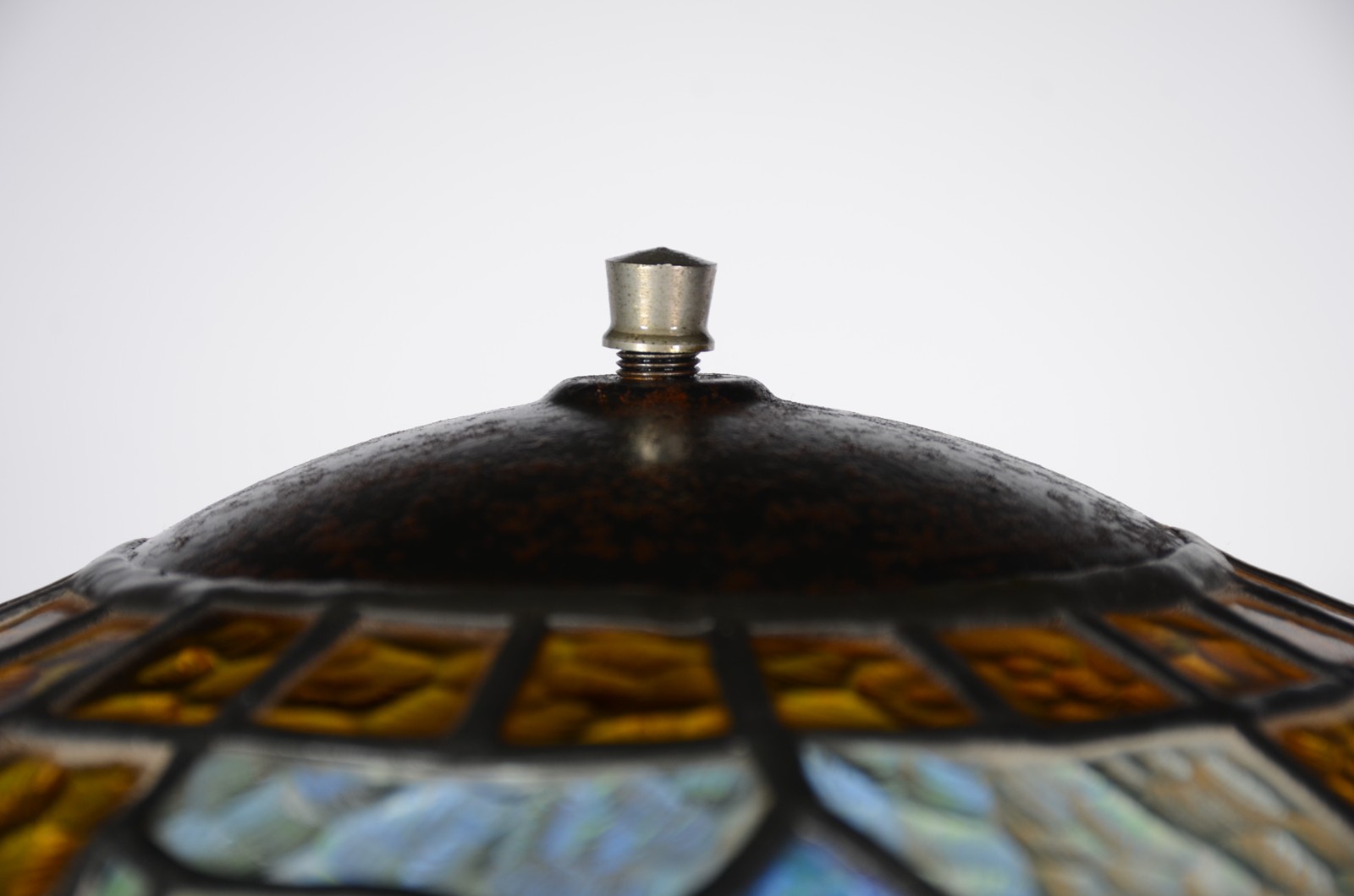 Abatjour com base de metal, cupulas com placas de vidro coloridas... - foto 6 de 6