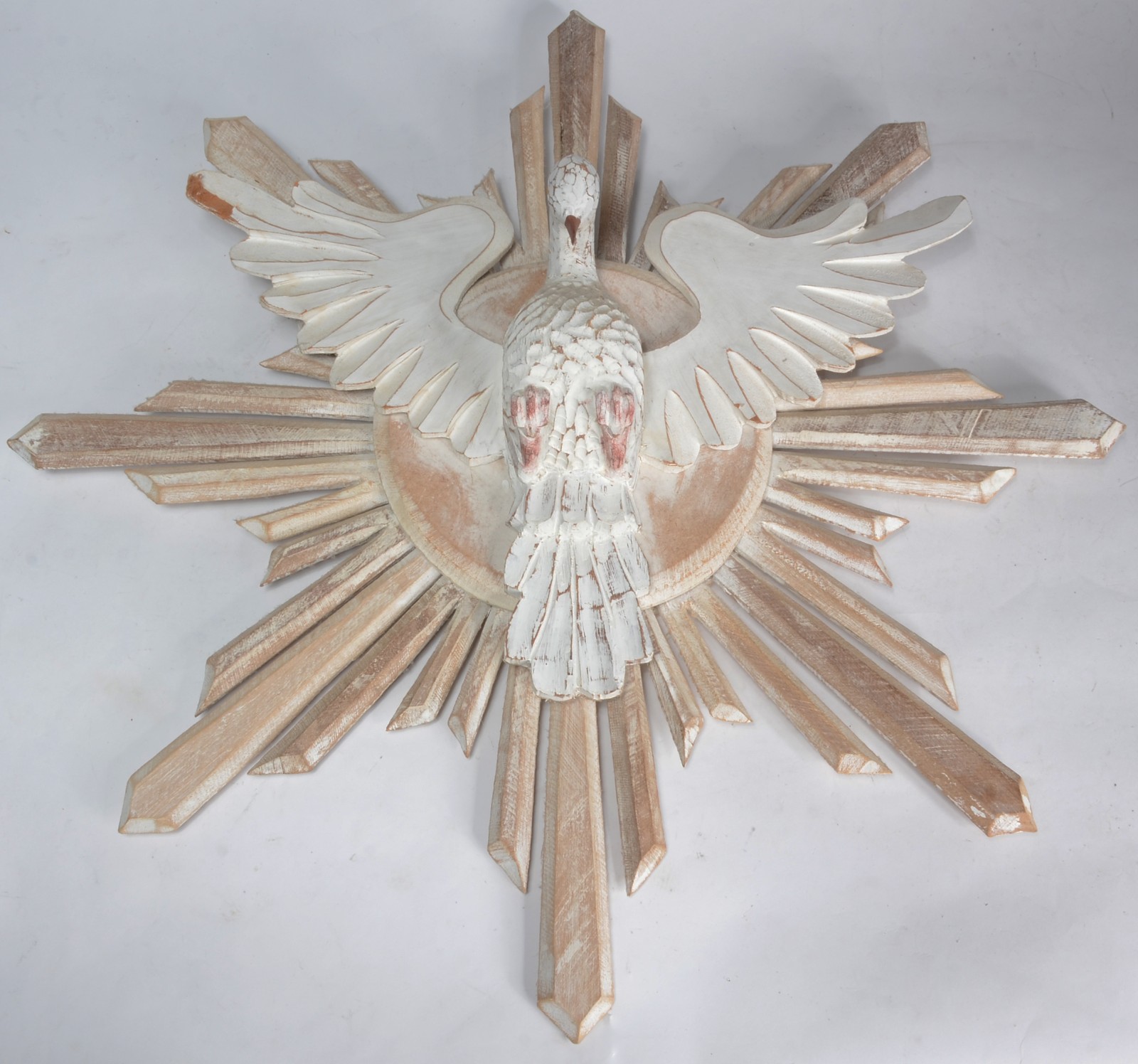 Representação do "Espirito Santo" com figura de pomba de madeira... - foto 1 de 5