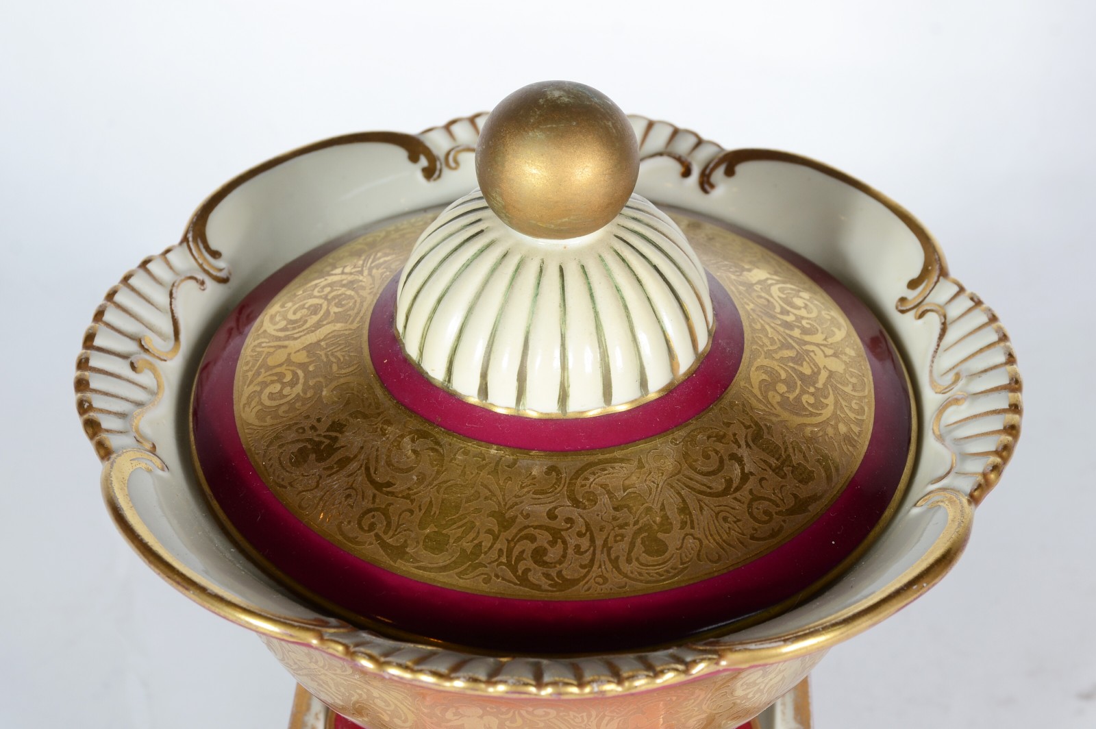 Bomboniere de porcelana alemã, na cor bordeaux com tarja dourado... - foto 3 de 8