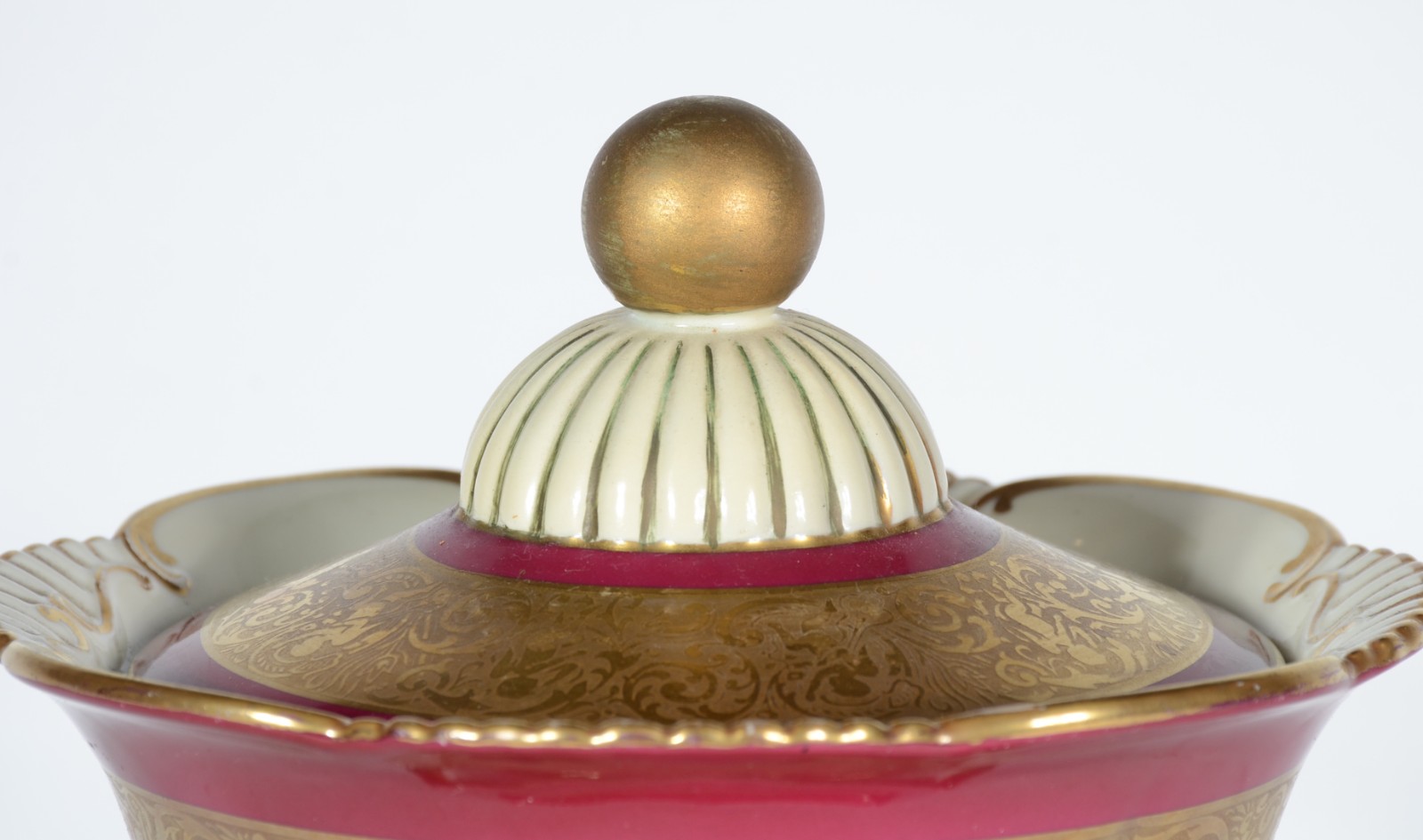 Bomboniere de porcelana alemã, na cor bordeaux com tarja dourado... - foto 4 de 8