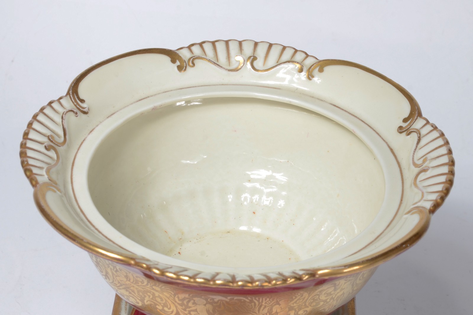 Bomboniere de porcelana alemã, na cor bordeaux com tarja dourado... - foto 5 de 8