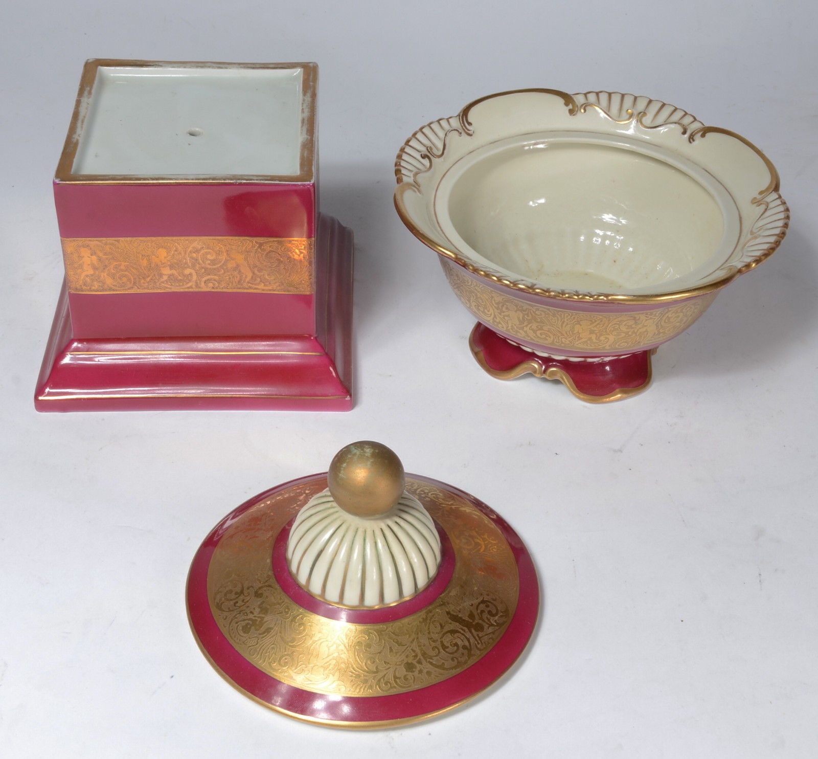 Bomboniere de porcelana alemã, na cor bordeaux com tarja dourado... - foto 6 de 8