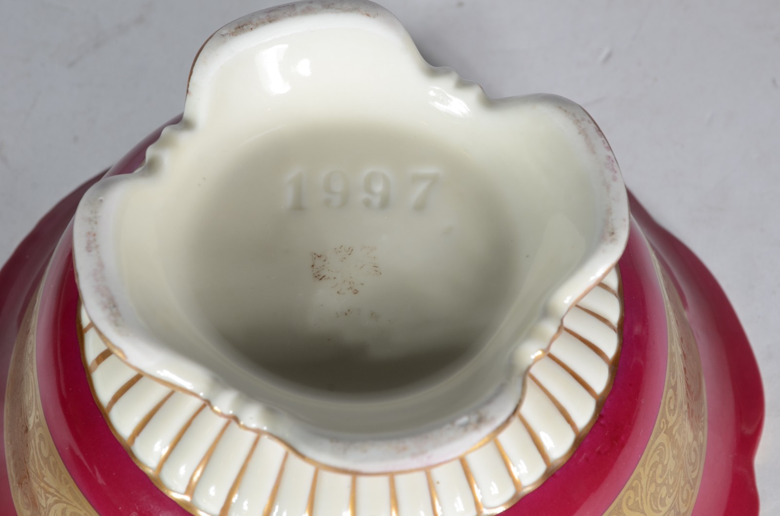 Bomboniere de porcelana alemã, na cor bordeaux com tarja dourado... - foto 8 de 8