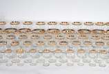 Serviço de cristal tcheco decorado na borda com... - Serviço de cristal tcheco decorado na borda com tarja dourada, pés altos facetados, composto de: 12 taças para água, 12 para vinho tinto, 12 par...