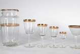 Serviço de cristal tcheco decorado na borda com... - Serviço de cristal tcheco decorado na borda com tarja dourada, pés altos facetados, composto de: 12 taças para água, 12 para vinho tinto, 12 par...