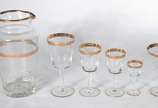 Serviço de cristal tcheco decorado na borda com... - Serviço de cristal tcheco decorado na borda com tarja dourada, pés altos facetados, composto de: 12 taças para água, 12 para vinho tinto, 12 par...
