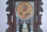 Ansonia Clock Company (1851-2006),  - Relógio americano de parede, marca Ansonia. Caixa de madeira recortada. Funcionando.