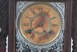 Ansonia Clock Company (1851-2006),  - Relógio americano de parede, marca Ansonia. Caixa de madeira recortada. Funcionando.