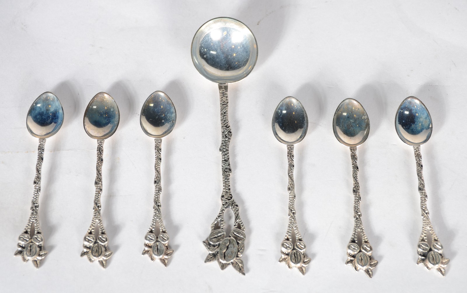 Conjunto com 12 colheres para chá e uma de açúcar de prata... - foto 2 de 8