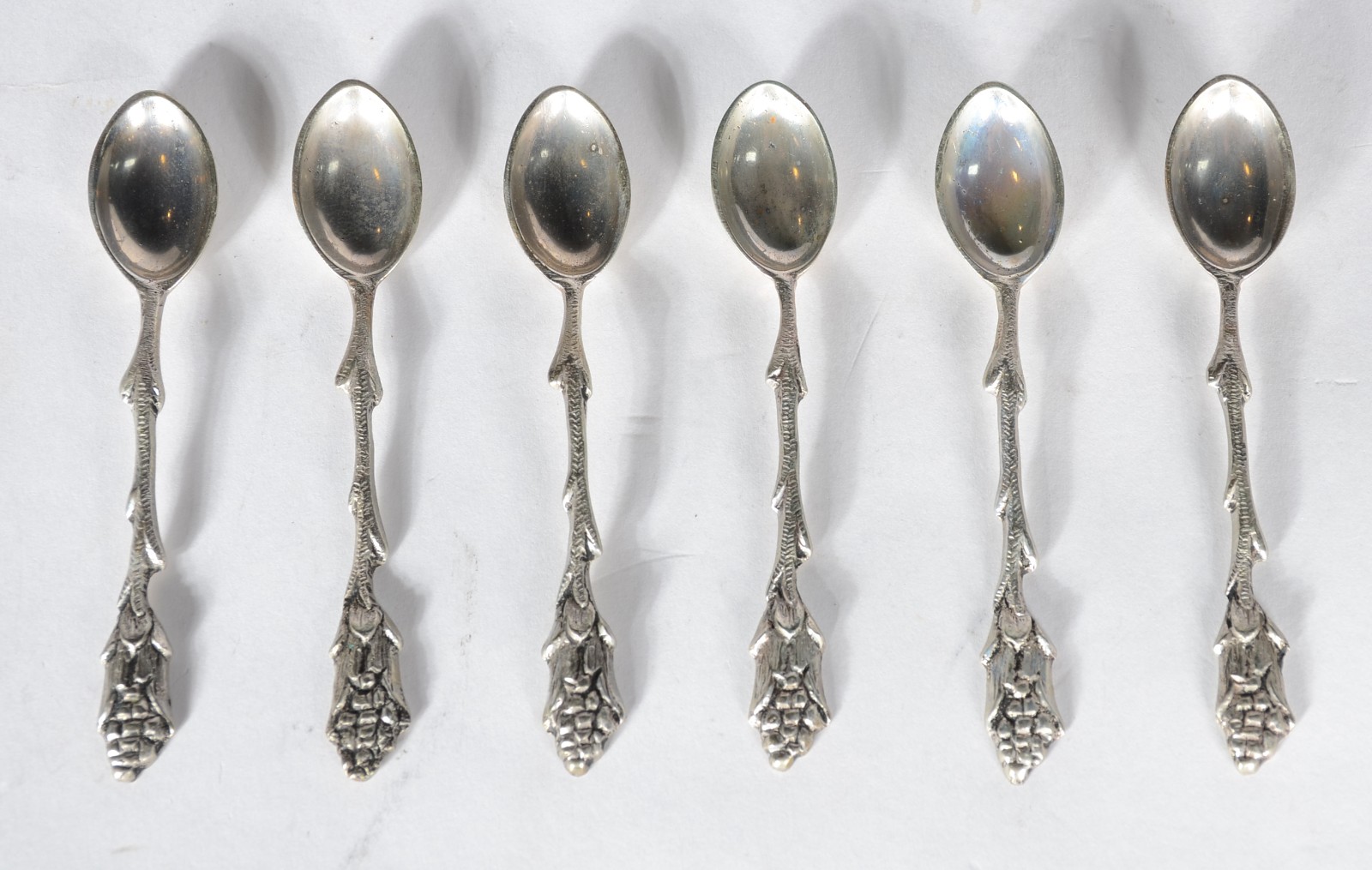 Conjunto com 12 colheres para chá e uma de açúcar de prata... - foto 3 de 8