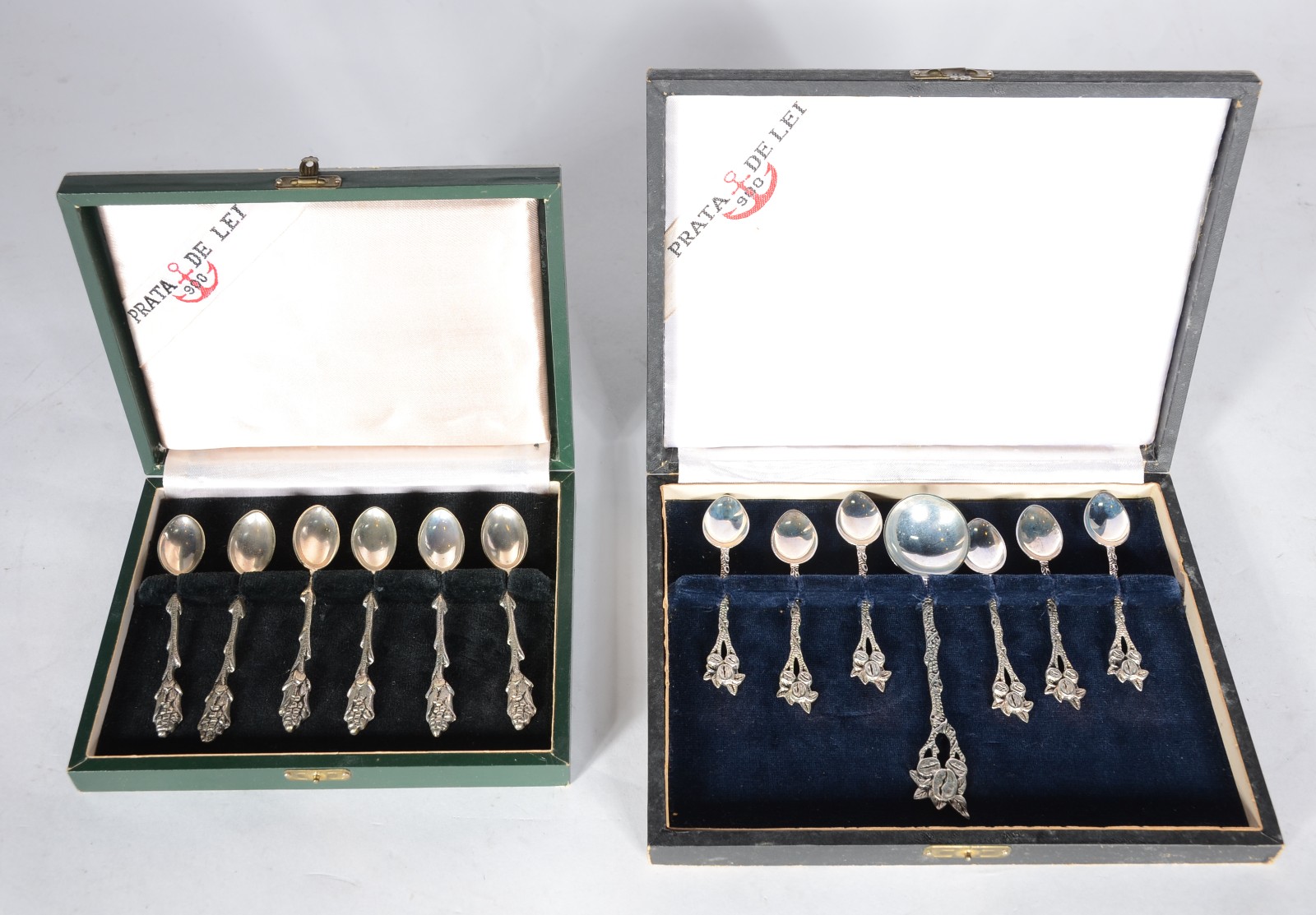 Conjunto com 12 colheres para chá e uma de açúcar de prata... - foto 1 de 8