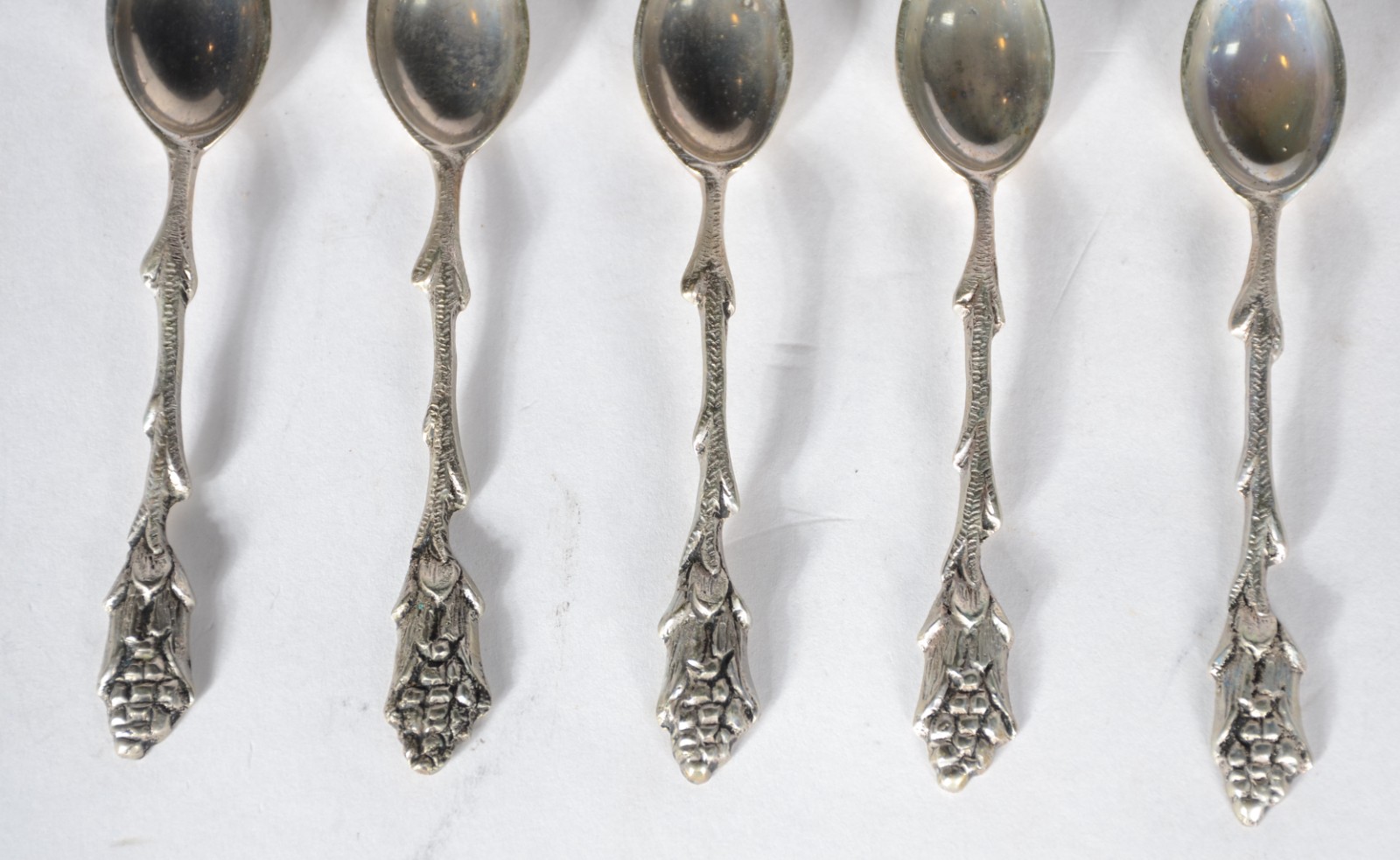 Conjunto com 12 colheres para chá e uma de açúcar de prata... - foto 4 de 8