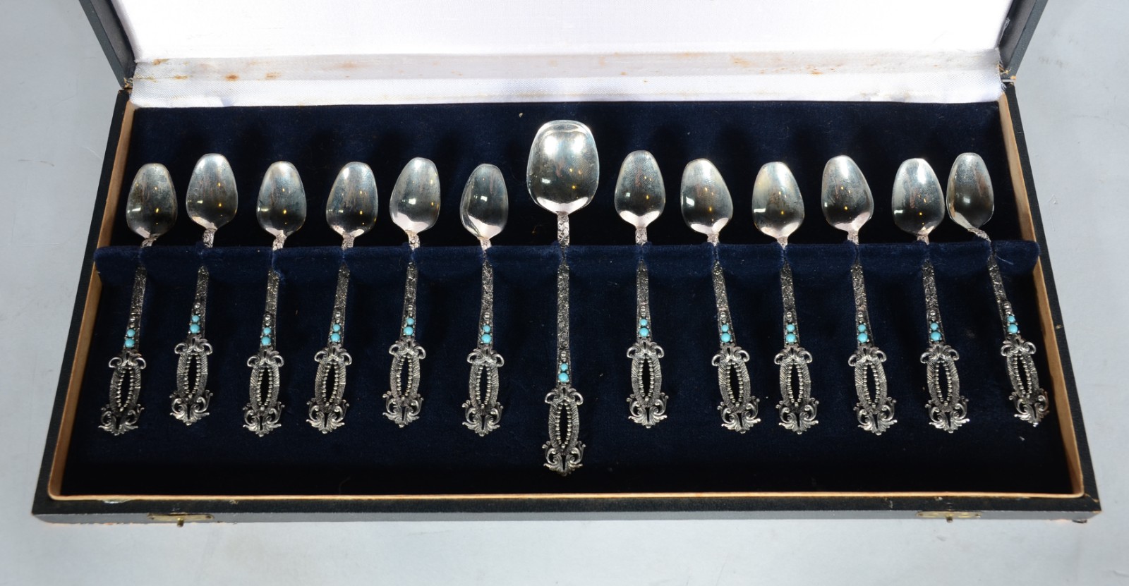 Conjunto com 12 colheres para café e uma para açúcar de prata... - foto 3 de 7
