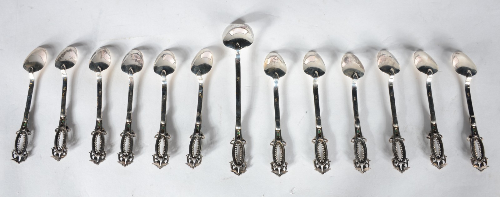 Conjunto com 12 colheres para café e uma para açúcar de prata... - foto 4 de 7