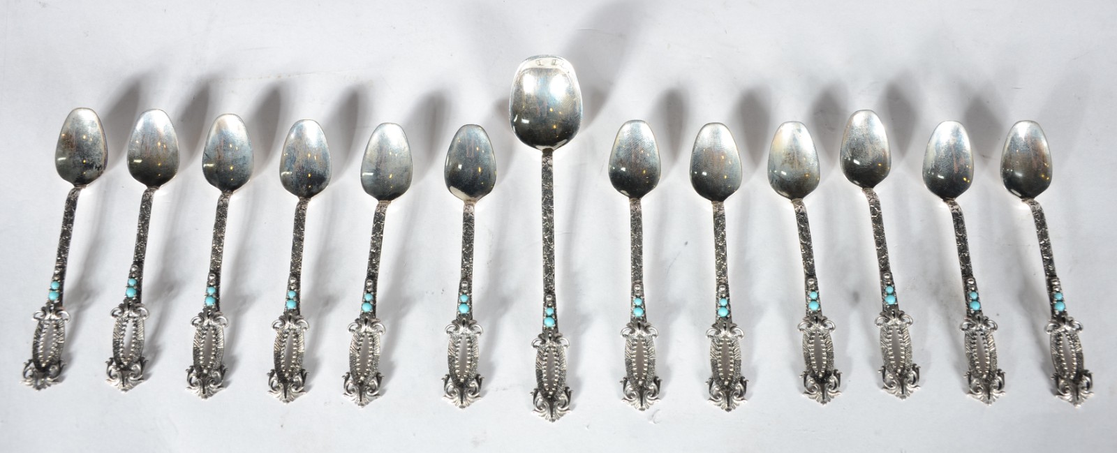 Conjunto com 12 colheres para café e uma para açúcar de prata... - foto 1 de 7