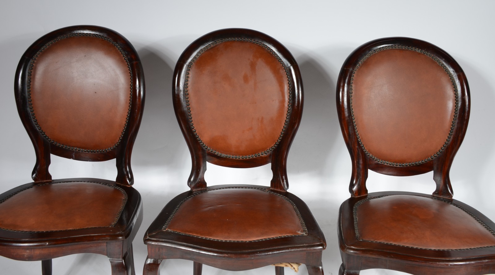 Conjunto com 3 cadeiras "medalhão" de madeira nobre, estofadas e... - foto 2 de 5