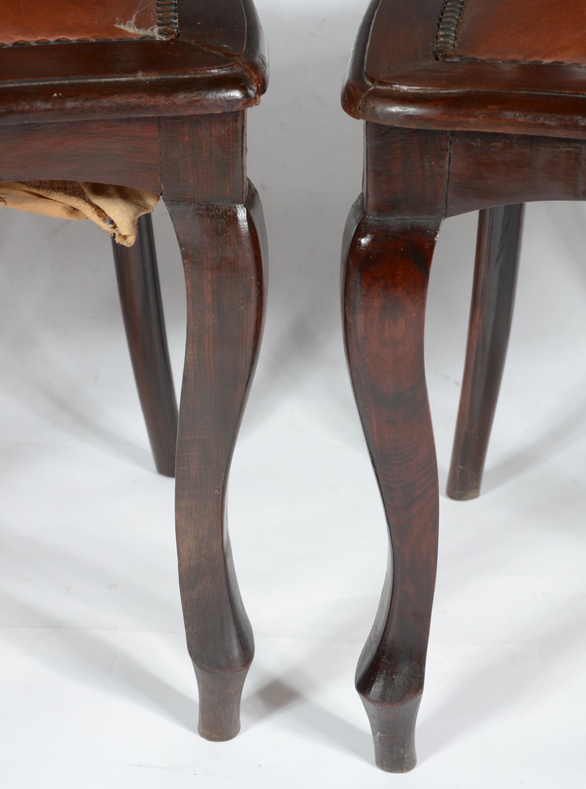 Conjunto com 3 cadeiras "medalhão" de madeira nobre, estofadas e... - foto 4 de 5
