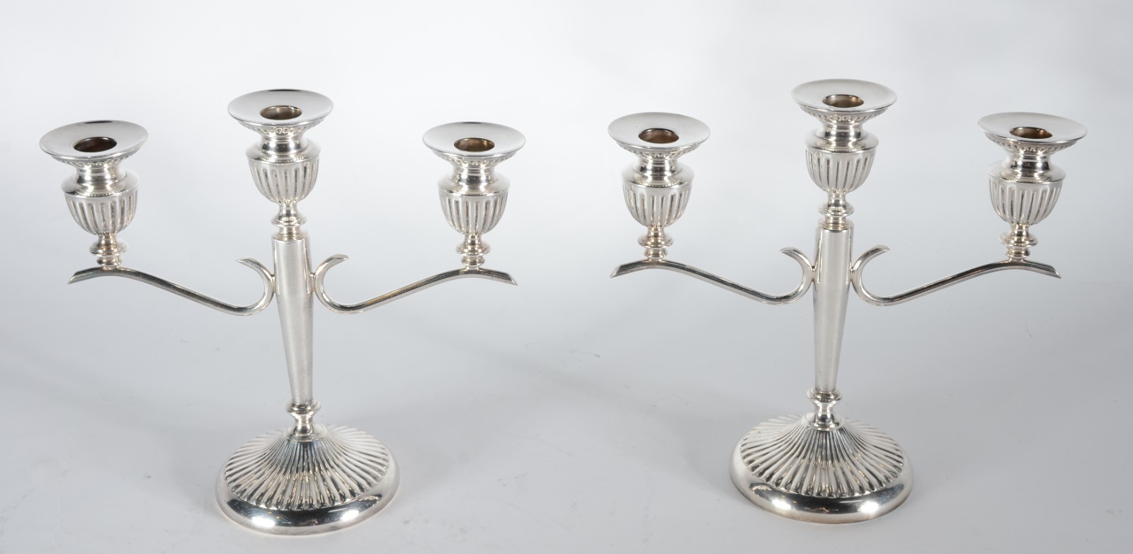 Par de candelabros de metal prateado para 3 velas cada. - foto 1 de 6