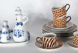 Diversas peças, sendo: Galheiro de porcelana St... - Diversas peças, sendo: Galheiro de porcelana Steatita, decoração "cebolinha" composto de: duas galhetas para azeite e vinagre, saleiro, pimentei...