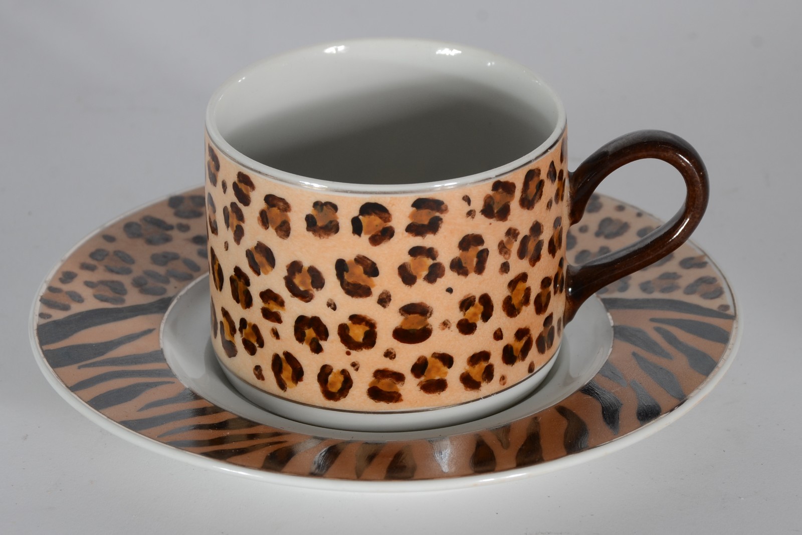 Diversas peças, sendo: Galheiro de porcelana Steatita, decoração... - foto 5 de 9