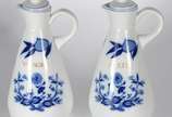 Diversas peças, sendo: Galheiro de porcelana St... - Diversas peças, sendo: Galheiro de porcelana Steatita, decoração "cebolinha" composto de: duas galhetas para azeite e vinagre, saleiro, pimentei...