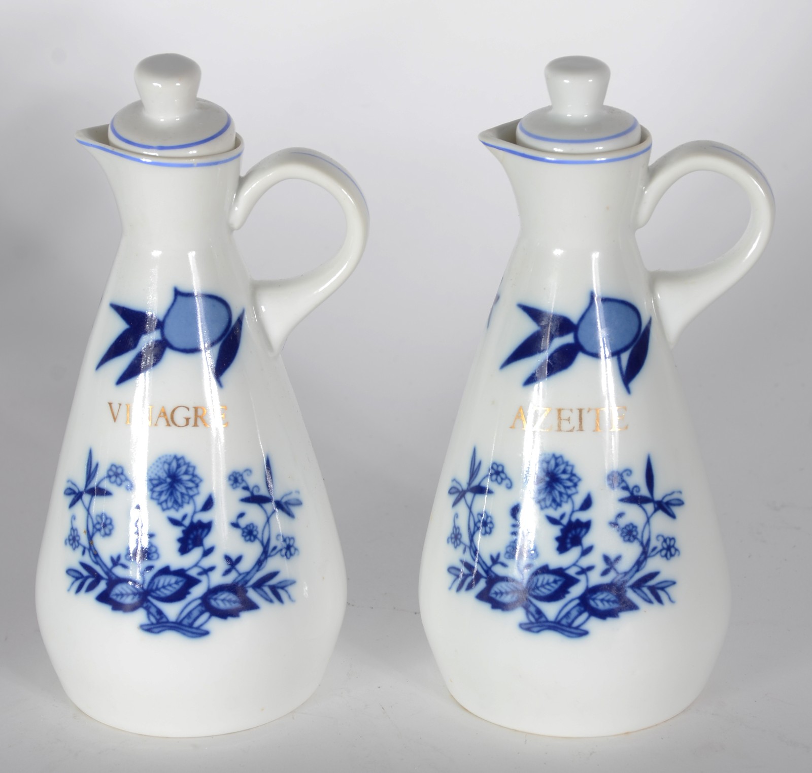 Diversas peças, sendo: Galheiro de porcelana Steatita, decoração... - foto 2 de 9