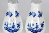 Diversas peças, sendo: Galheiro de porcelana St... - Diversas peças, sendo: Galheiro de porcelana Steatita, decoração "cebolinha" composto de: duas galhetas para azeite e vinagre, saleiro, pimentei...