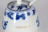 Diversas peças, sendo: Galheiro de porcelana St... - Diversas peças, sendo: Galheiro de porcelana Steatita, decoração "cebolinha" composto de: duas galhetas para azeite e vinagre, saleiro, pimentei...