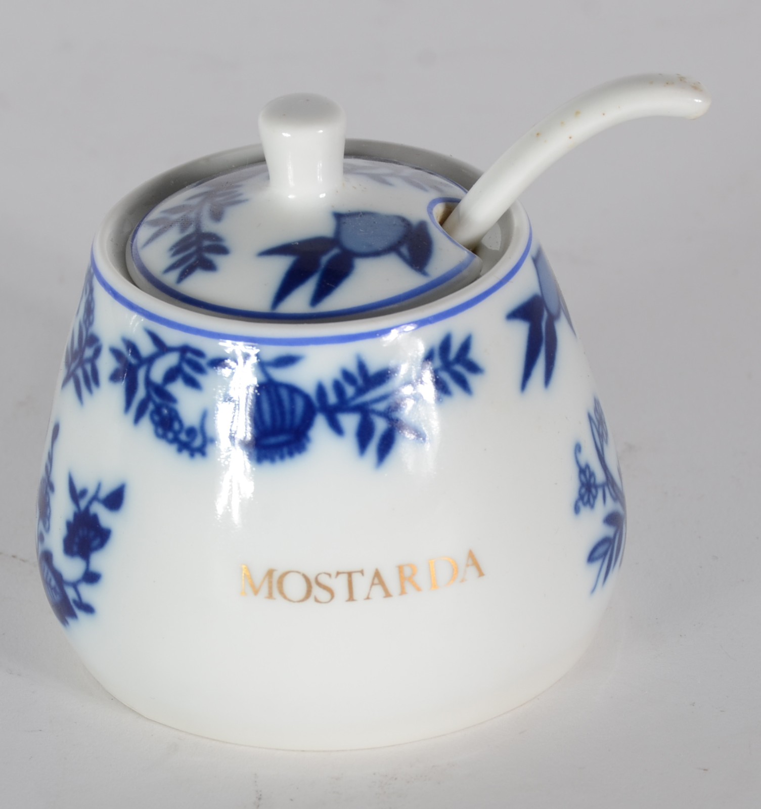 Diversas peças, sendo: Galheiro de porcelana Steatita, decoração... - foto 3 de 9