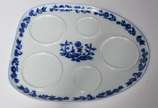 Diversas peças, sendo: Galheiro de porcelana St... - Diversas peças, sendo: Galheiro de porcelana Steatita, decoração "cebolinha" composto de: duas galhetas para azeite e vinagre, saleiro, pimentei...