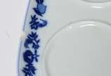 Diversas peças, sendo: Galheiro de porcelana St... - Diversas peças, sendo: Galheiro de porcelana Steatita, decoração "cebolinha" composto de: duas galhetas para azeite e vinagre, saleiro, pimentei...