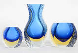 Três peças decorativas de vidro europeu nas cor... - Três peças decorativas de vidro europeu nas cores azul com nuances amarelas .