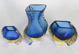 Três peças decorativas de vidro europeu nas cor... - Três peças decorativas de vidro europeu nas cores azul com nuances amarelas .