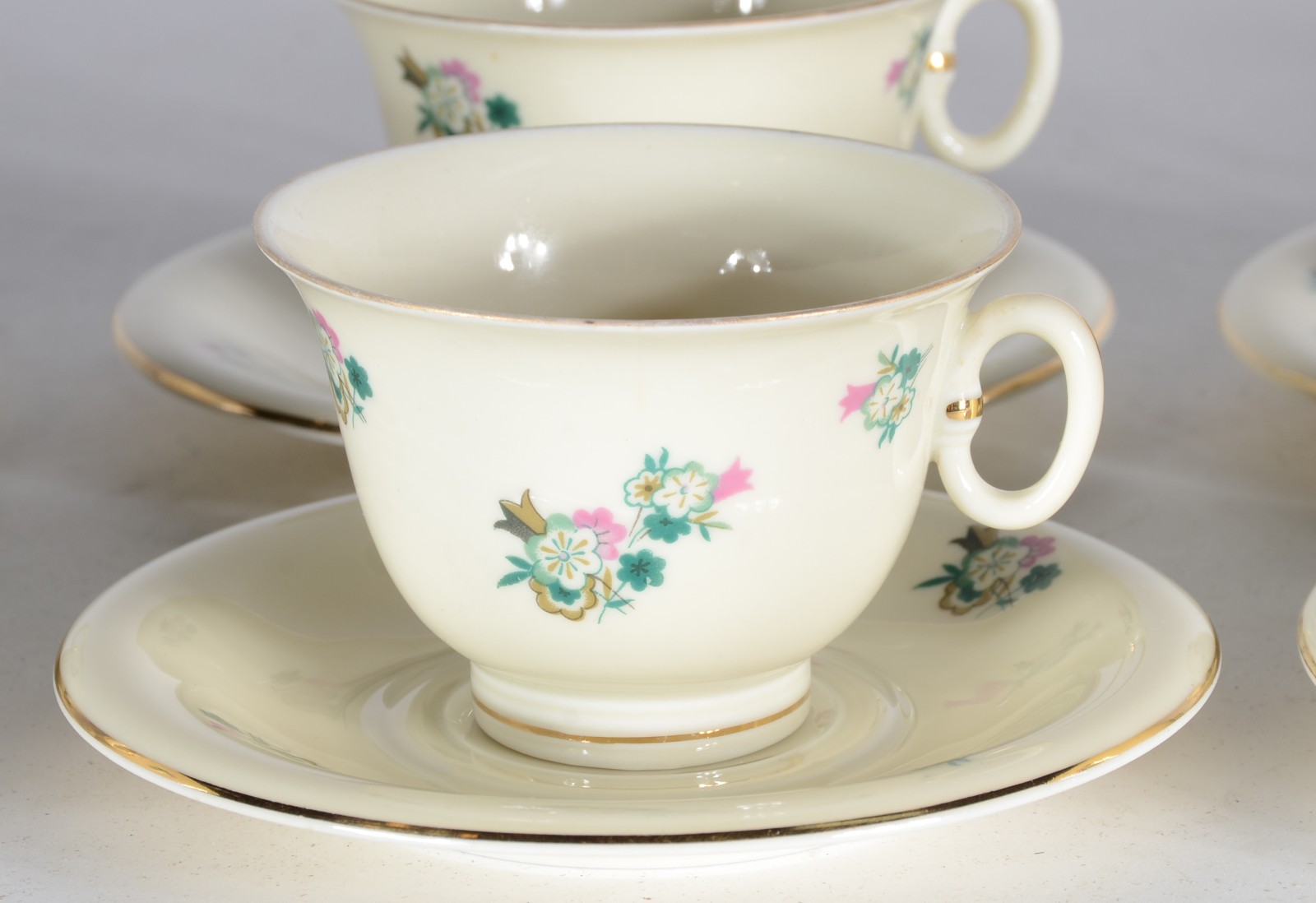 Conjunto de porcelana tcheca, composto de: 10 xícaras de chá com... - foto 2 de 8