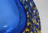Três peças decorativas de vidro europeu nas cor... - Três peças decorativas de vidro europeu nas cores azul com nuances amarelas .