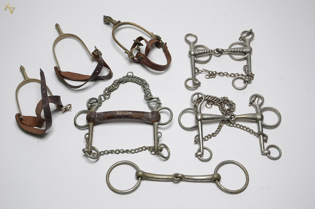 Diversas peças de metal, sendo 3 estribos e 3 peças para selar cavalo.