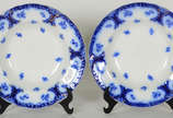 Par de pratos fundos de faiança inglesa "Claris... - Par de pratos fundos de faiança inglesa "Clarissa Royal - Johnson Bros " decoração  azul borrão.