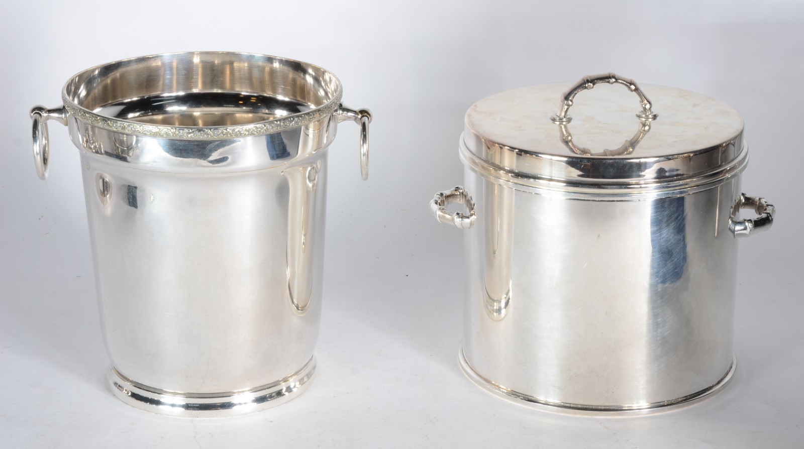 Duas peças de metal prateado, sendo: wine cooler de prata 90 Régia e... - foto 1 de 10