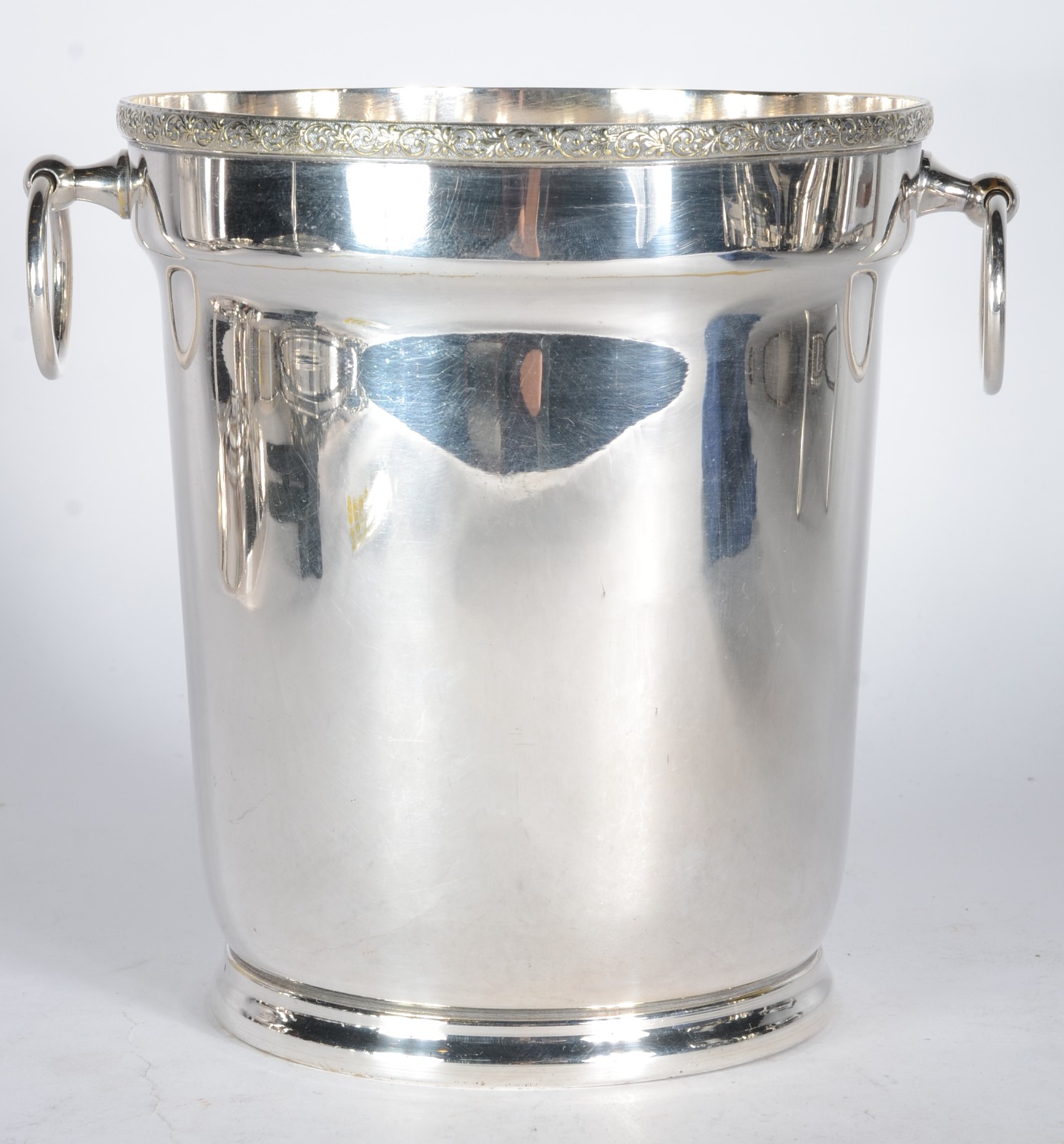 Duas peças de metal prateado, sendo: wine cooler de prata 90 Régia e... - foto 2 de 10
