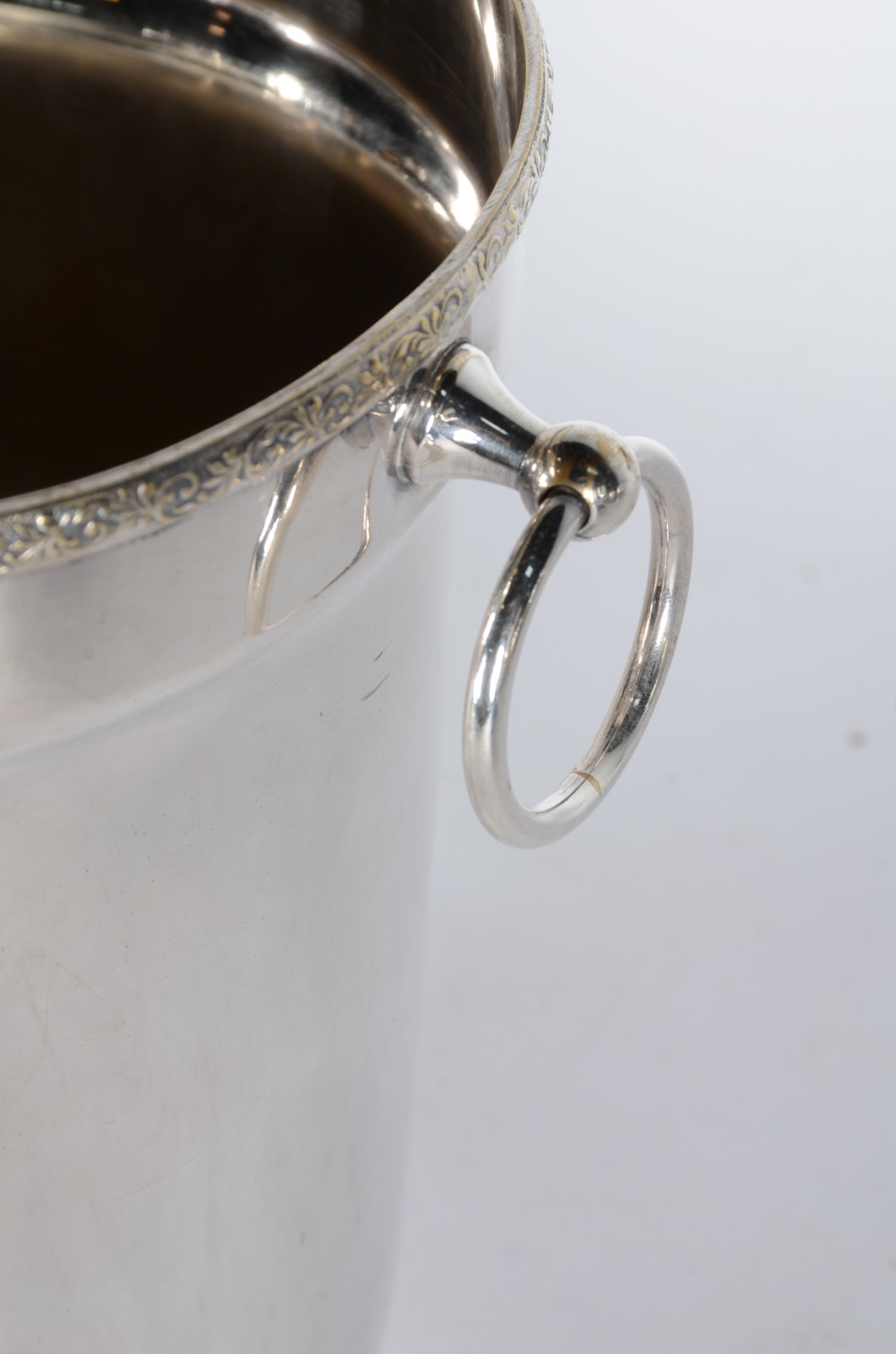 Duas peças de metal prateado, sendo: wine cooler de prata 90 Régia e... - foto 3 de 10