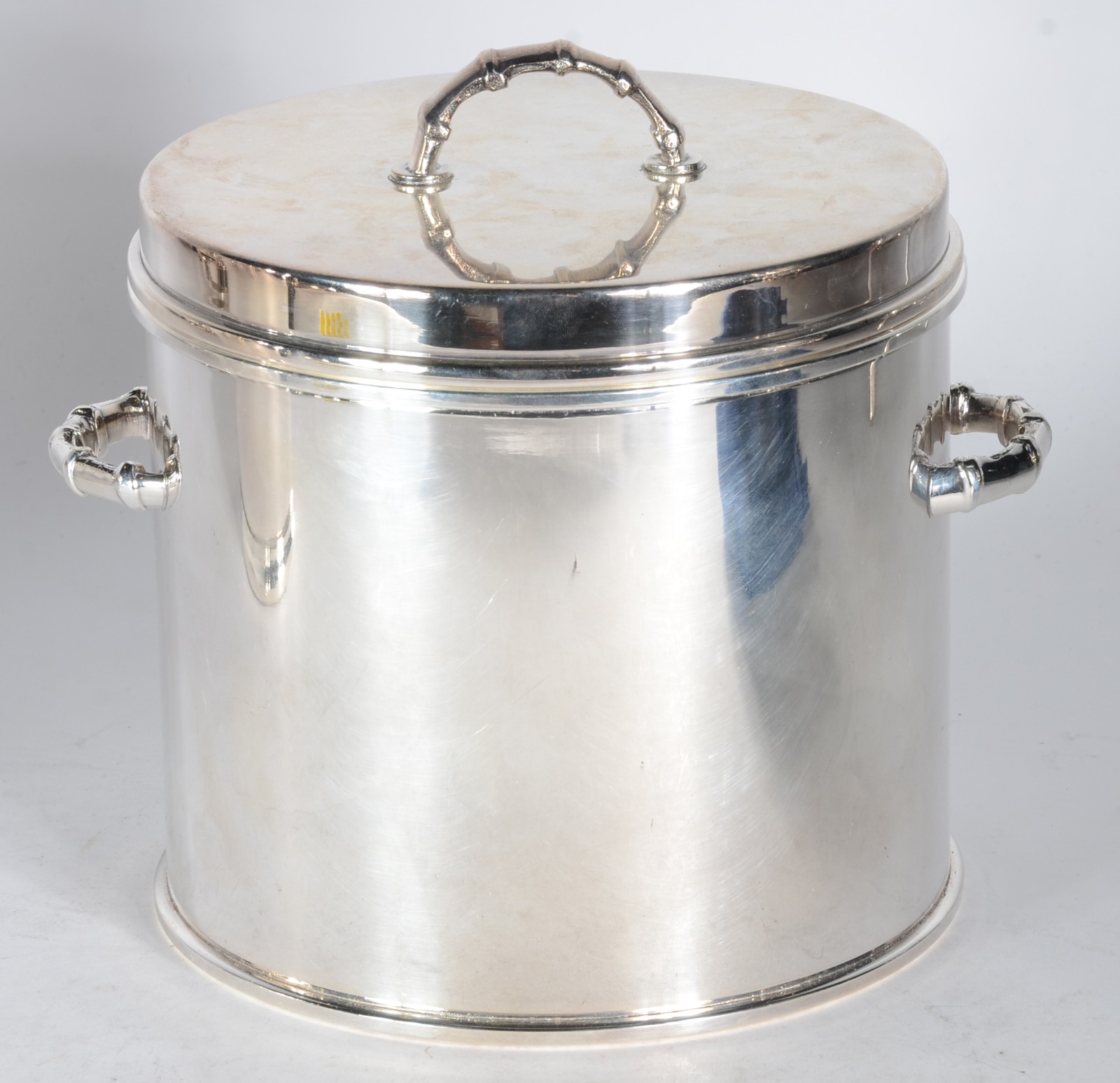 Duas peças de metal prateado, sendo: wine cooler de prata 90 Régia e... - foto 4 de 10