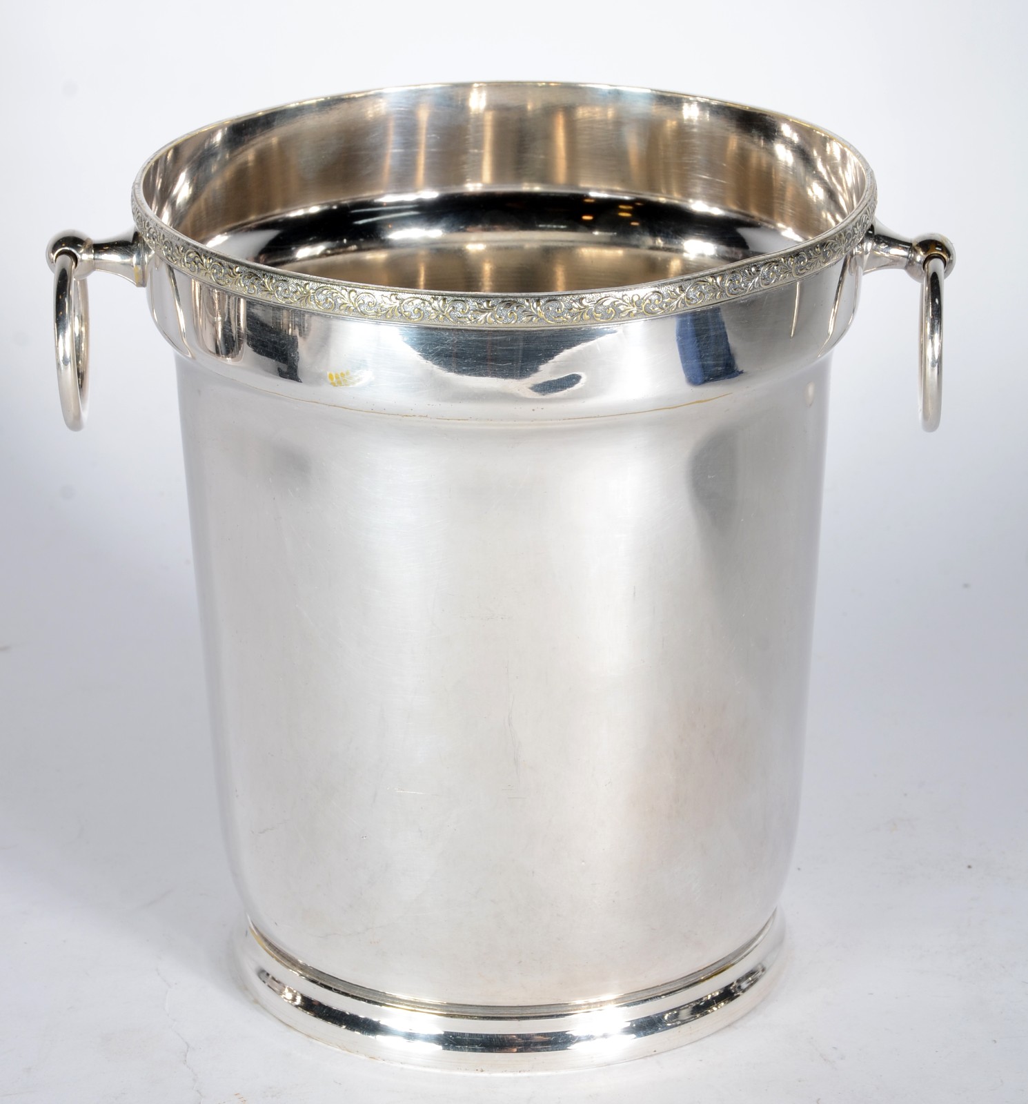 Duas peças de metal prateado, sendo: wine cooler de prata 90 Régia e... - foto 6 de 10
