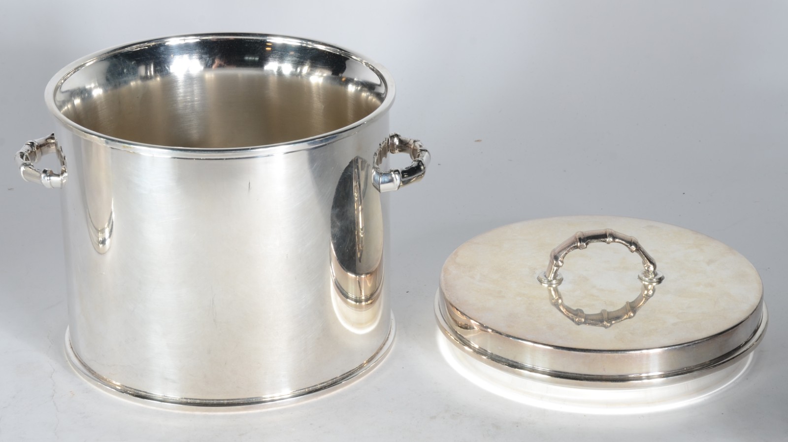 Duas peças de metal prateado, sendo: wine cooler de prata 90 Régia e... - foto 7 de 10