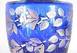 Vaso decorativo de vidro azul com folhas em rel... - Vaso decorativo de vidro azul com folhas em relevo prateado. Assinado R&D.