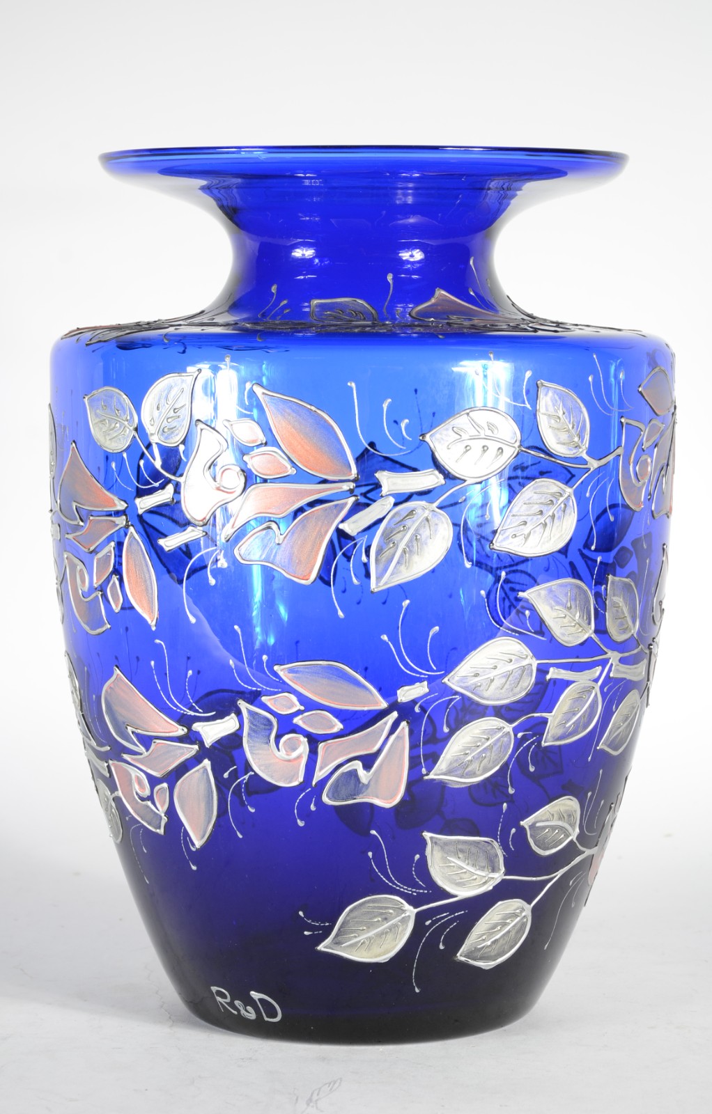Vaso decorativo de vidro azul com folhas em relevo prateado. Assinado... - foto 1 de 5