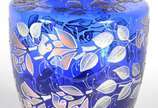 Vaso decorativo de vidro azul com folhas em rel... - Vaso decorativo de vidro azul com folhas em relevo prateado. Assinado R&D.