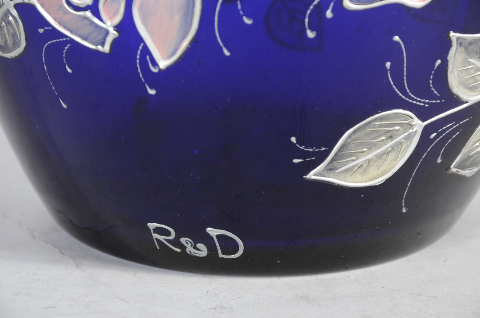 Vaso decorativo de vidro azul com folhas em relevo prateado. Assinado... - foto 4 de 5