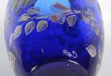 Vaso decorativo de vidro azul com folhas em rel... - Vaso decorativo de vidro azul com folhas em relevo prateado. Assinado R&D.